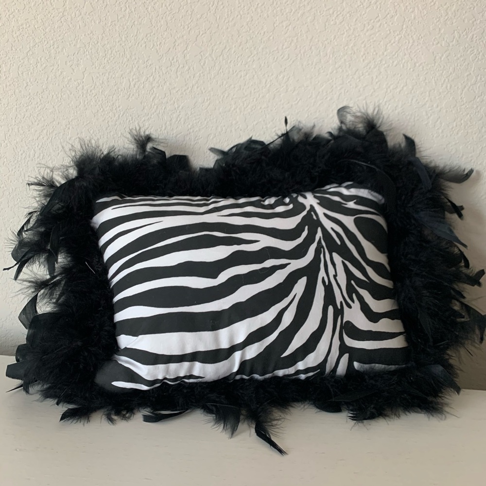 ❣️SOLD❣️NWOT Zebra Decor Pillow - Picture 1 of 5